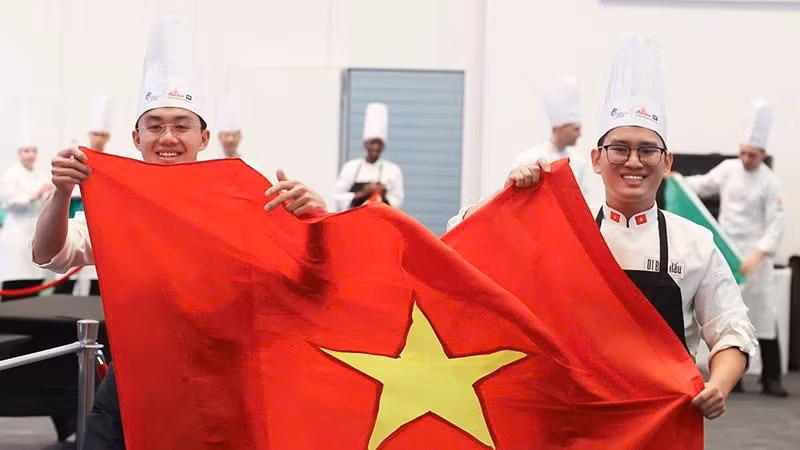 Два вьетнамских шеф-повара, участвовавших в финале конкурса Global Chefs Challenge 2026 г. (Фото: Туристическая ассоциация города Хошимина)