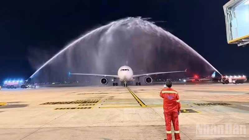 Рейс WE271 авиакомпании Parata Air был встречен водной аркой – торжественной церемонией приветствия, принятой в авиационной отрасли.
