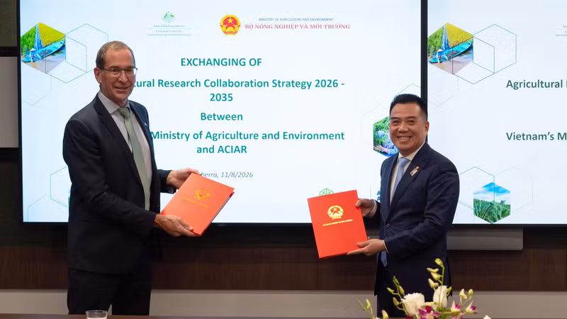 И.о. Генерального директора ACIAR Ник Остин и Заместитель министра сельского хозяйства и окружающей среды Вьетнама Данг Нгок Диеп обмениваются экземплярами Стратегии сотрудничества в области сельскохозяйственных исследований на 2026-2035 годы между ACIAR и MAE в Канберре, 11 августа 2026 года. (Фото: ACIAR)