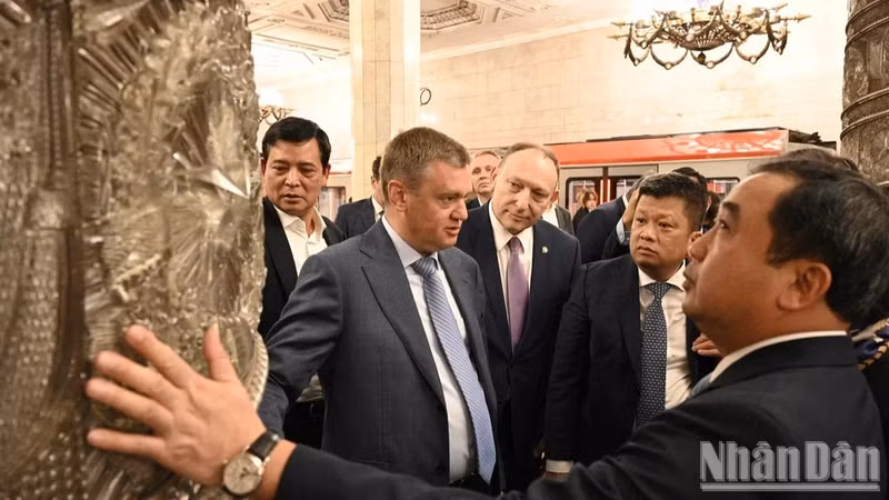 Делегация знакомится с системой метрополитена Санкт-Петербурга.