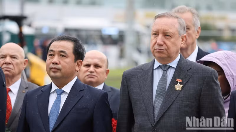 Секретарь Парткома Ханоя Чан Дык Тханг и Губернатор Санкт-Петербурга Александр Беглов на церемонии возложения цветов к памятнику Президенту Хо Ши Мину.