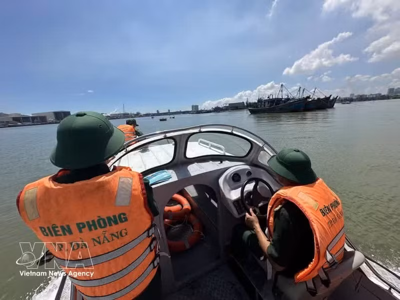 Офицеры и бойцы пограничного поста Шонча Управления пограничных войск города Дананг выполняют задачу по патрулированию в районе морских ворот Дананга. (Фото: ВИА)