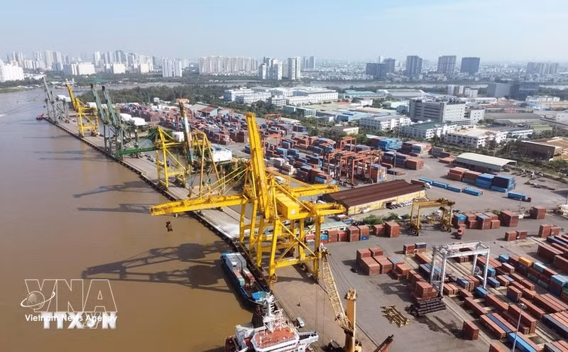 Погрузочно-разгрузочные работы с контейнерами в порту Тантуан — Акционерная компания «Сайгонский порт». (Фото: ВИА)