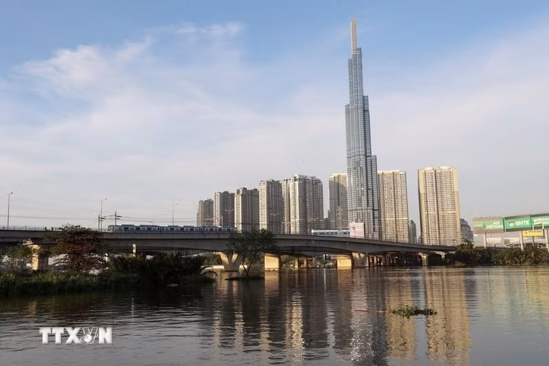 Поезд линии метро № 1 проходит мост Сайгон в городе Хошимин. (Фото: ВИА)