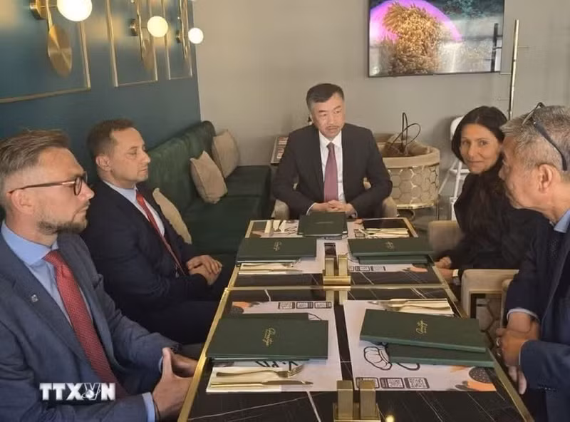 Посол Зыонг Хоай Нам на встрече с руководством Карловых Вар. (Фото: ВИА)