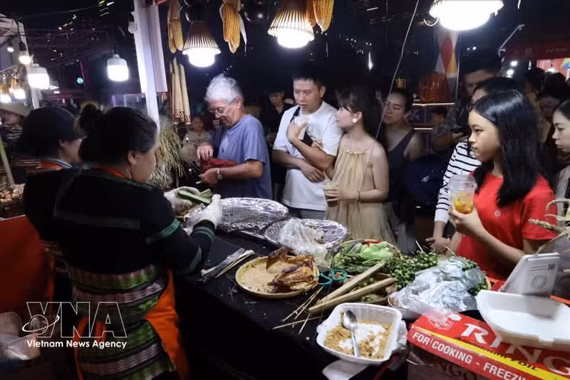 Жители и туристы знакомятся с блюдами кухни на павильонах фестиваля Food Tour. (Фото: ВИА)