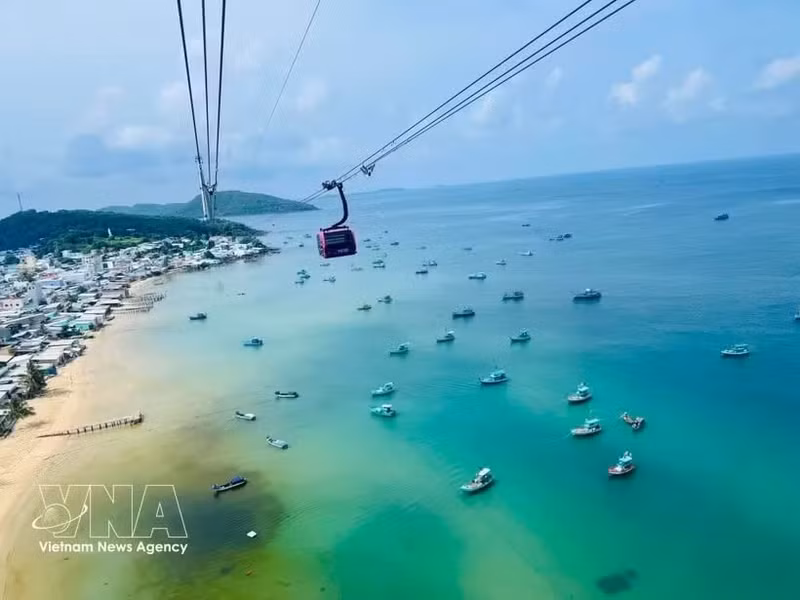 Канатная дорога Хонтхом - самая длинная в мире морская канатная система - в специальной зоне Фукуок провинции Анзянг. (Фото: ВИА)