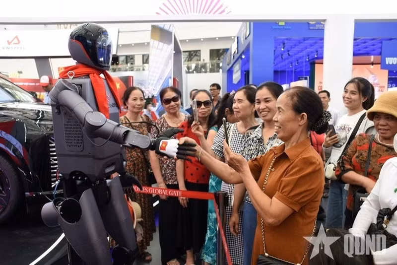 Робот марки «made in Vietnam», представленный на Выставке достижений страны по случаю 80-й годовщины Национального дня в сентябре 2025 года. (Фото: qdnd.vn)