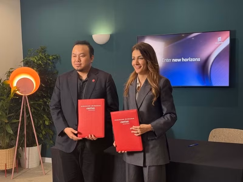 Председатель Ericsson Vietnam Рита Мокбел и заместитель генерального директора Viettel Networks Ле Куанг Хиеу на церемонии подписания меморандума.