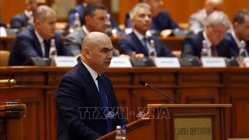 Премьер-министр Румынии Илие Боложан выступает в Парламенте в Бухаресте, 23 июня 2025 года. Фото: Синьхуа/ВИА