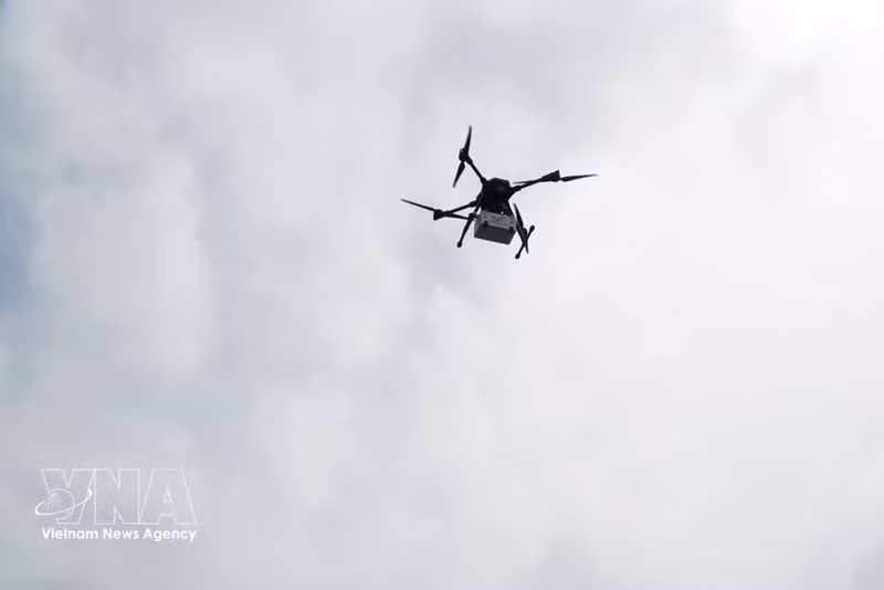 12 февраля 2026 года в районе паромной переправы Канзё (город Хошимин) Департамент науки и технологий города совместно с Почтовой корпорацией Вьетнама (Vietnam Post) и акционерной компанией CT UAV провёл церемонию открытия первого почтового маршрута с использованием беспилотных летательных аппаратов (БПЛА), соединившего общину Канзё и квартал Вунгтау. (Фото: ВИА)