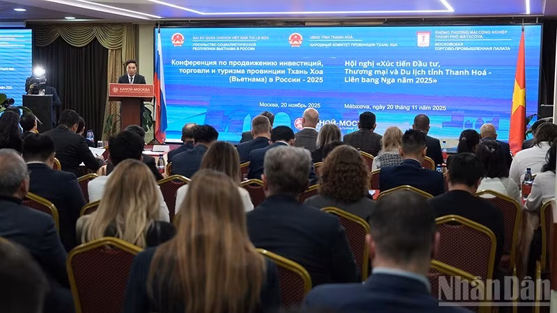 Секретарь Парткома провинции Тханьхоа Нгуен Зоан Ань выступает на конференции.