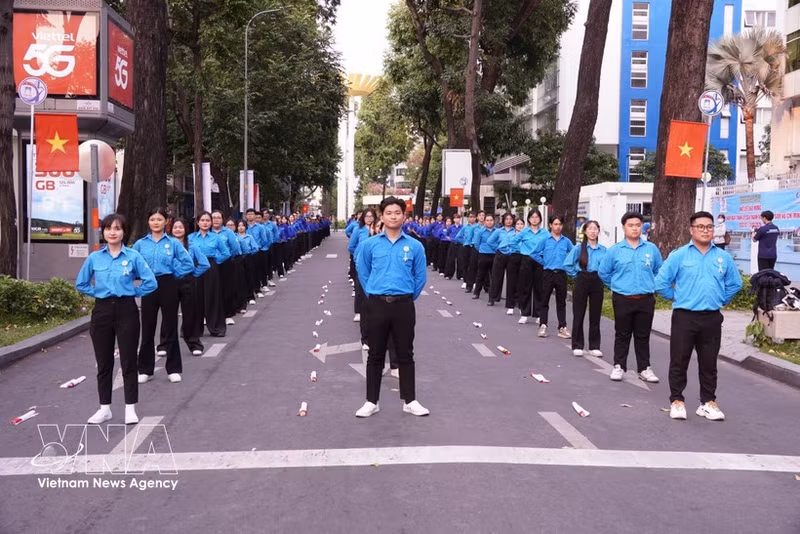 Молодёжь участвует в массовом выступлении на Молодёжном фестивале города Хошимин 2026 года. (Фото: ВИА)