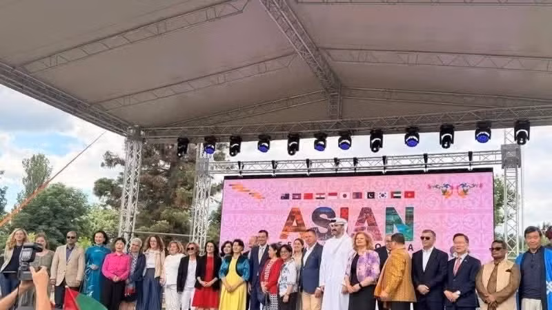 Посол Вьетнама в Болгарии Нгуен Тхи Минь Нгует (четвертая слева) вместе с местными официальными лицами на мероприятии. (Фото: ВИА)