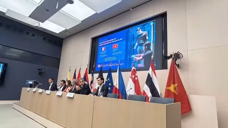 Участники Форума Юго-Восточной Азии в Париже.