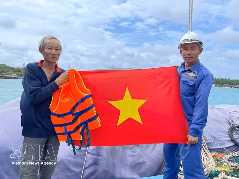 Военно-морские силы вручают рыбакам государственные флаги. (Фото: ВИА)
