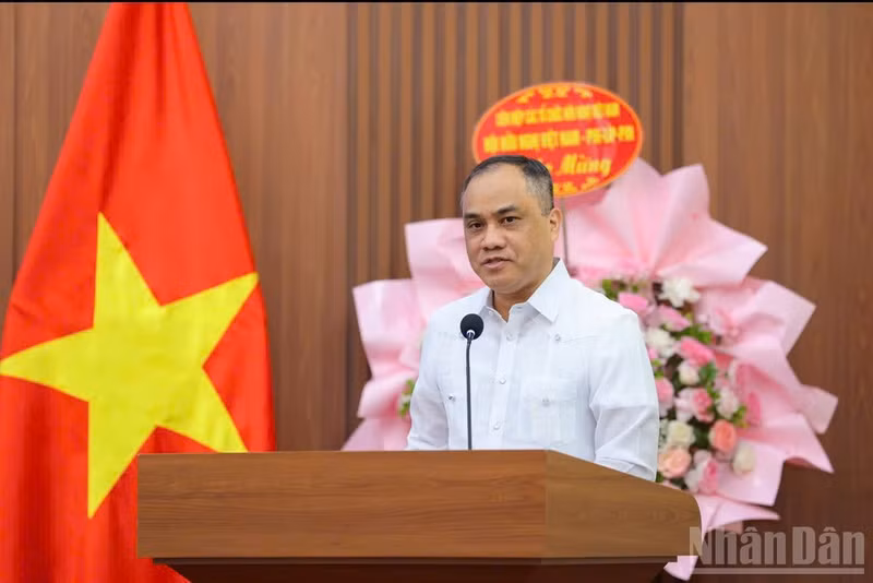 Посол Филиппин во Вьетнаме Франсиско Ноэль Р. Фернандес III выступает на мероприятии.