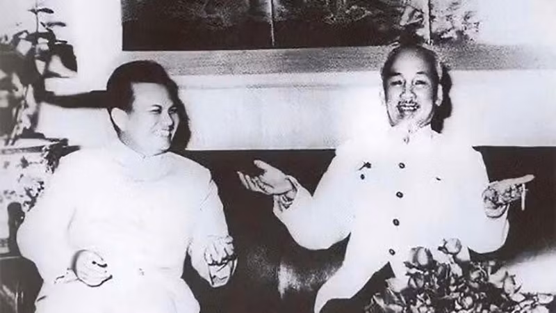 Президент Хо Ши Мин и Президент Кейсон Фомвихан. (Архивное фото)