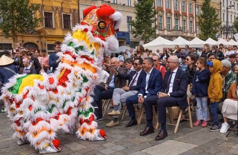 Выступление танца льва подарило участникам и гостям фестиваля яркие эмоции. (Фото предоставлено Посольством Вьетнама в Польше)