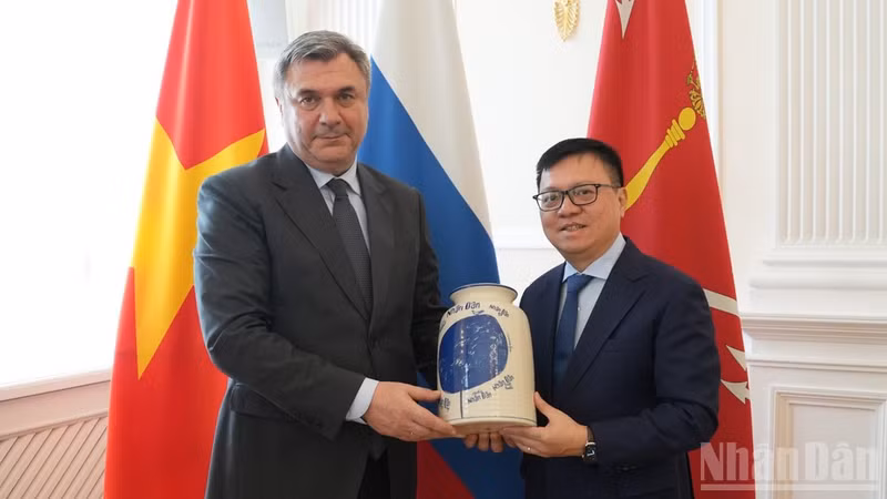Главный редактор Ле Куок Минь на встрече с Заместителем председателя Комитета по внешним связям Санкт-Петербурга Вячеславом Калгановым. (Фото: Тхань Тхэ)