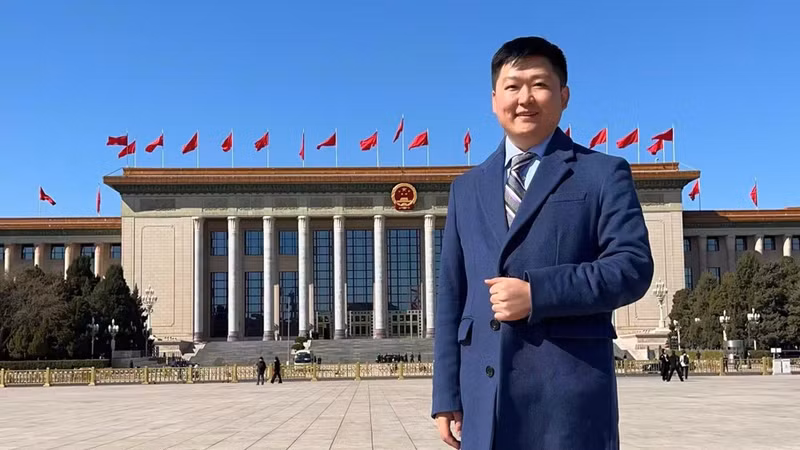 Г-н Шэнь Шивэй в Доме народных собраний, где проходят ежегодные сессии Всекитайского собрания народных представителей. (Фото предоставлено г-ном Шэнь Шивэем)