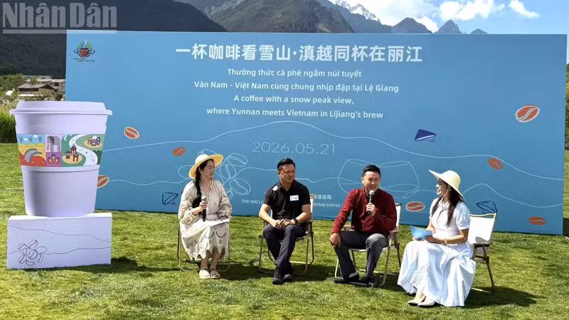 Нгуен Бао Хюи, специалист по контролю качества кофе компании Acom Vietnam, рассказывает о тонкостях культуры вьетнамского кофе-фин на встрече.