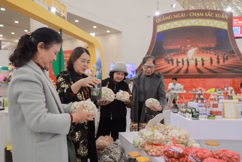 Многочисленные изделия с разнообразным дизайном, отражающие региональную специфику, представленные на стенде провинции Куангнгай на Весенней ярмарке – 2026, привлекли большое количество посетителей и покупателей. (Фото: ВИА)