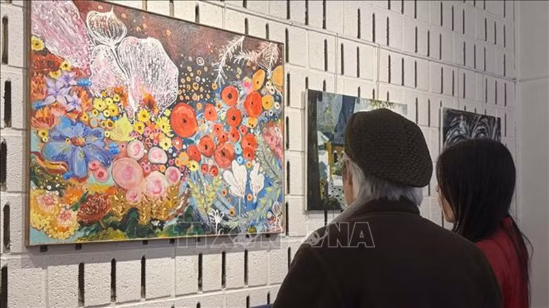 Посетители на выставке. (Фото: ВИА)