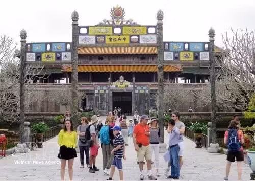 Посетители осматривают Императорскую цитадель Хюэ. (Фото: ВИА)