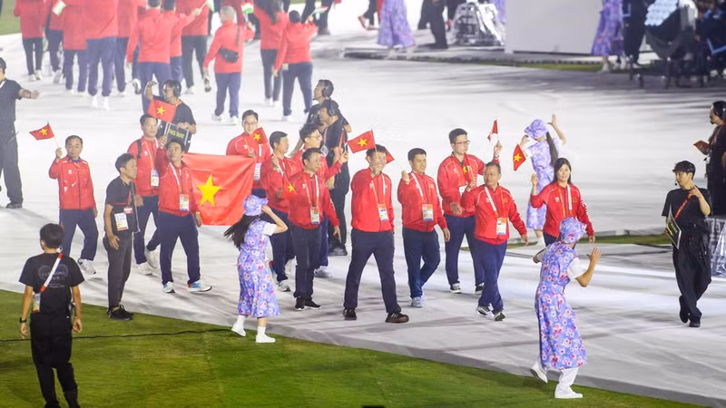 Спортивная делегация Вьетнама на церемонии закрытия Азиатских игр 2026 г. (Фото: Буй Лыонг)