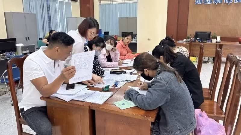 Центр занятости провинции Футхо оказывает содействие в трудоустройстве и подборе рабочих мест для граждан. (Фото: ВИА)