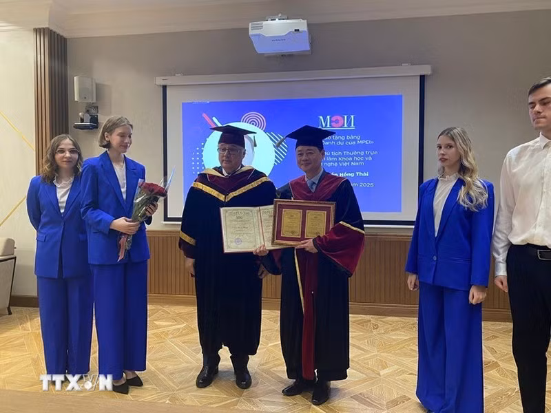 Профессор, кандидат наук Чан Хонг Тхай получает диплом и сертификат почетного доктора МЭИ из рук профессора Николая Рогалева. (Фото: ВИА)