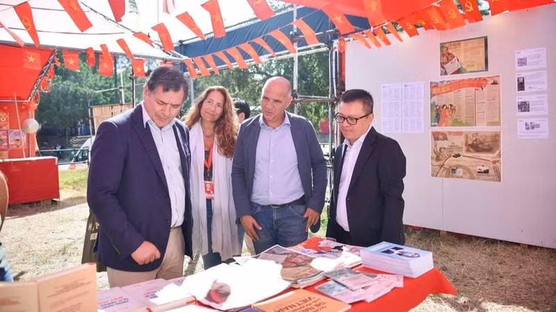 Генеральный секретарь ЦК ПКП Паулу Раймунду и заведующий Отделом международных связей ПКП Педру Геррейру посещают стенд газеты «Нянзан» на Фестивале прессы «Avante» 2025 года. (Фото: Кхай Хоан — Минь Зюи)