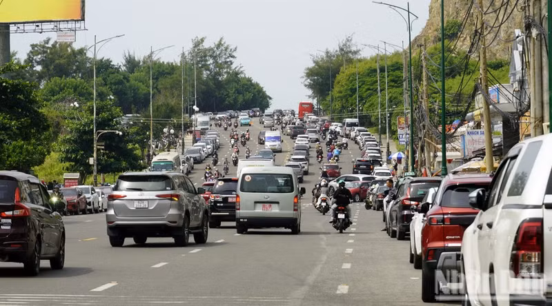 Поток транспорта на спуске у мыса Нгиньфонг. (Фото: Ле Динь Тхин)
