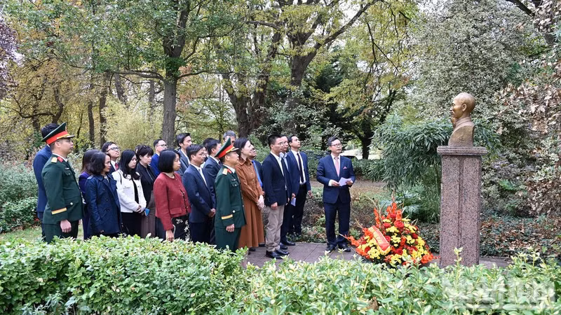 Церемония возложения цветов у памятника Президенту Хо Ши Мину в парке Монтро, расположенном в городе Монтрёй. (Фото: Кхай Хоан)