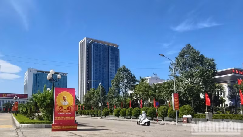 Яркие флаги и цветочные украшения сияют под осенним солнцем в квартале Бакзянг. (Фото: А.Т.)