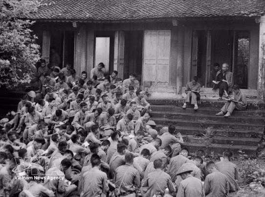 19 сентября 1954 года на площади перед храмом Ден Зьенг в комплексе исторических памятников Хунгов на горе Нгиалинь, община Хыкыонг, уезд Ламтхао, провинция Футхо, Президент Хо Ши Мин напутствовал бойцов Передовой дивизии перед вступлением в освобождённую столицу: «Короли Хунги создали наше государство, а мы с вами должны вместе сохранить его». (Фото: ВИА)