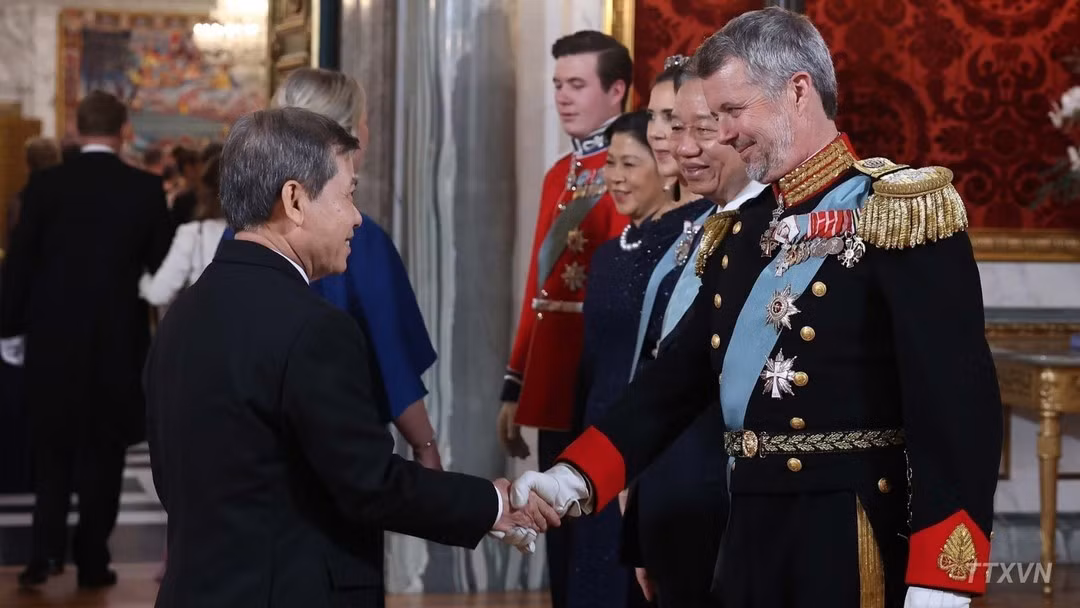 Генеральный секретарь ЦК КПВ, Президент Вьетнама То Лам и его супруга Нго Фыонг Ли вместе с Королем Дании Фредериком X, Королевой Мэри и Наследным принцем Кристианом приветствуют участников приема. (Фото: ВИА)