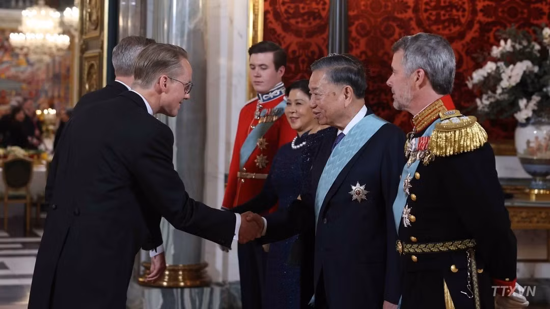 Генеральный секретарь ЦК КПВ, Президент Вьетнама То Лам и его супруга Нго Фыонг Ли вместе с Королем Дании Фредериком X, Королевой Мэри и Наследным принцем Кристианом приветствуют участников приема. (Фото: ВИА)