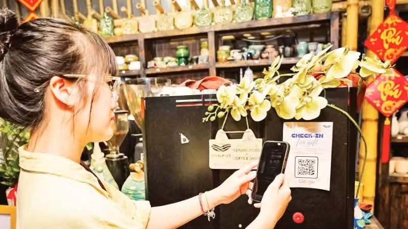 Покупатель оплачивает покупку с помощью QR-кода в одном из магазинов на улице Ванмиеу в Ханое.