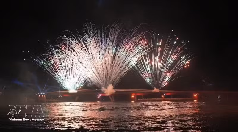Мультимедийное шоу проходит на Средиземноморском побережье в Сансет-таун, специальная зона Фукуок, провинция Анзянг. Фото: ВИА