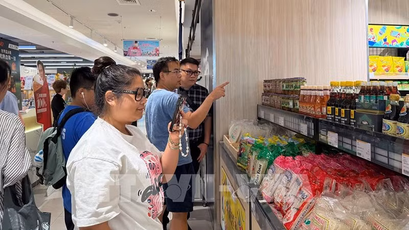 Стенд с вьетнамскими продуктами длительного хранения в супермаркете APITA. Фото: ВИА 