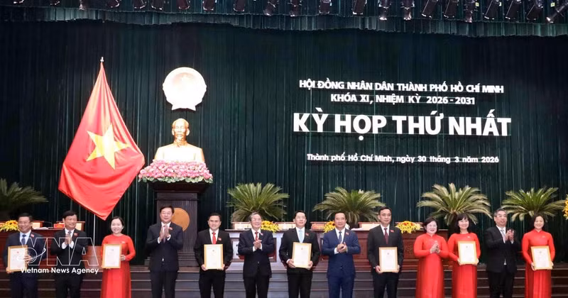 Заместитель председателя Национального собрания Нгуен Дык Хай (шестой слева) вместе с руководством города вручил решения о признании депутатов Народного совета города Хошимин XI созыва на срок 2026–2031 годов. Фото: ВИА