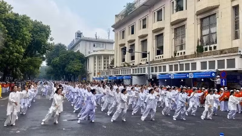 Пожилые люди принимают участие в Дне укрепления здоровья в Ханое. Фото: Тхюи Ха