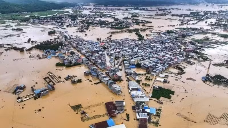 6 июля 2026 года на водохранилище в Хэнчжоу при городе Наньнин в Гуанси-Чжуанском автономном районе произошел прорыв дамбы, что привело к наводнению в нижнем течении. Фото: Синьхуа