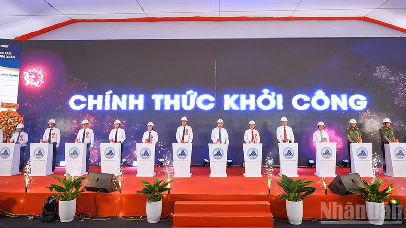 На церемонии начала строительства двух ключевых инфраструктурных проектов в г. Дананге. Фото: Тхань Там 
