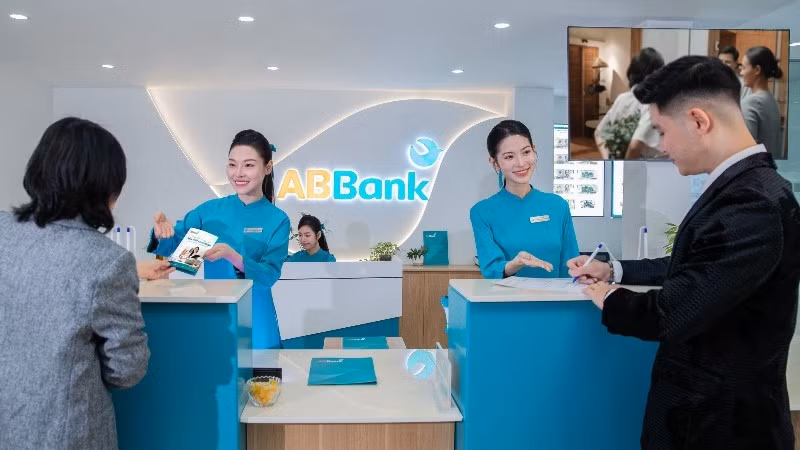 Клиенты делают транзакции в одном из отделений ABBank.