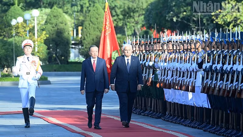 Генеральный секретарь ЦК КПВ, Президент Вьетнама То Лам и Президент Панамы Хосе Рауль Мулино обходят строй почетного караула Вьетнамской народной армии. 