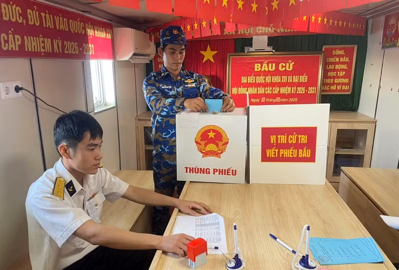 bo-phieu-bau-cu-tren-tau-truong-sa-04.jpg