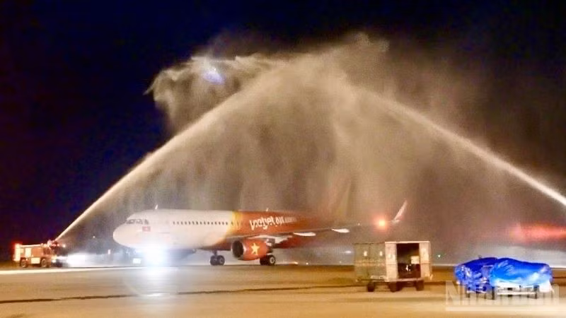 Первый рейс Vietjet по маршруту Коломбо-г. Хошимин был торжественно встречен традиционной для авиационной отрасли церемонией водного салюта. Фото: Бао Ви